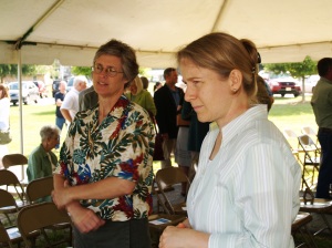 Skidaway scientists Dana Savidge (l) and Liz Mann.